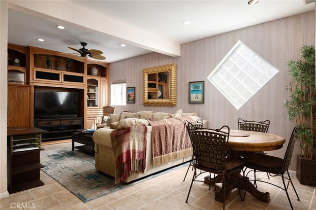 327 Onyx, Newport Beach, CA 92662