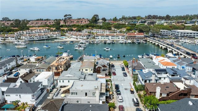 327 Onyx, Newport Beach, CA 92662