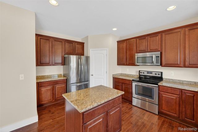 59684 Twin Pines Drive, New Hudson, MI 48165