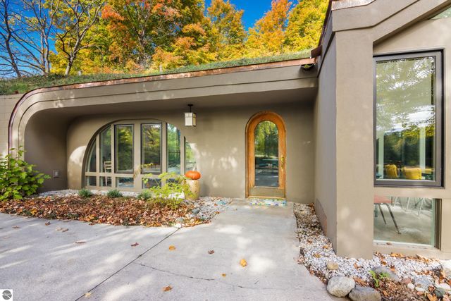 2488 W Trumbull Road, Maple City, MI 49664