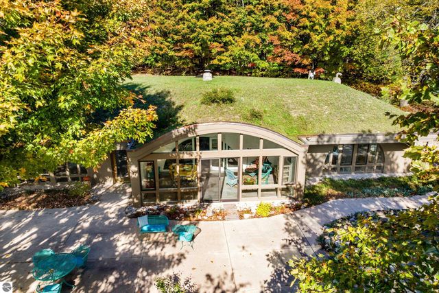 2488 W Trumbull Road, Maple City, MI 49664