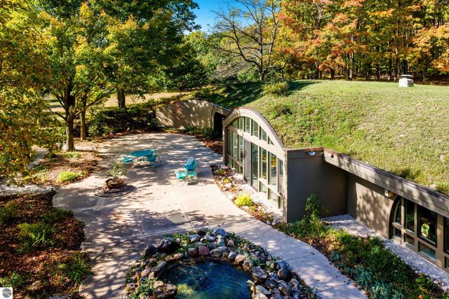 2488 W Trumbull Road, Maple City, MI 49664