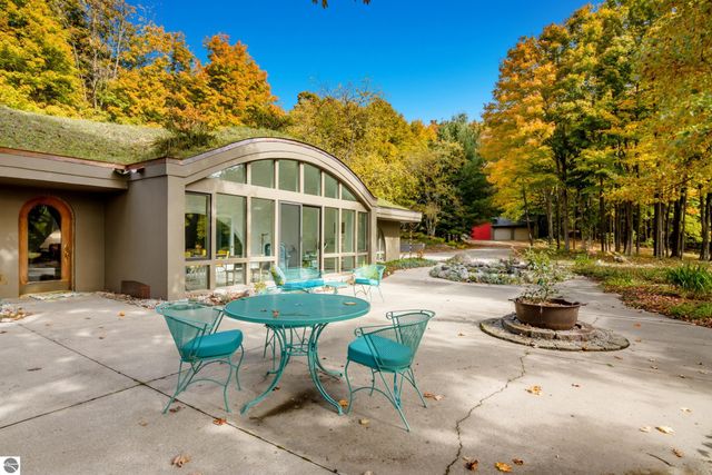 2488 W Trumbull Road, Maple City, MI 49664