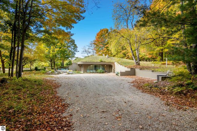 2488 W Trumbull Road, Maple City, MI 49664