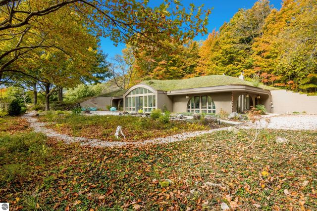 2488 W Trumbull Road, Maple City, MI 49664