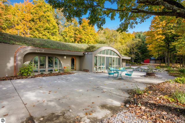 2488 W Trumbull Road, Maple City, MI 49664