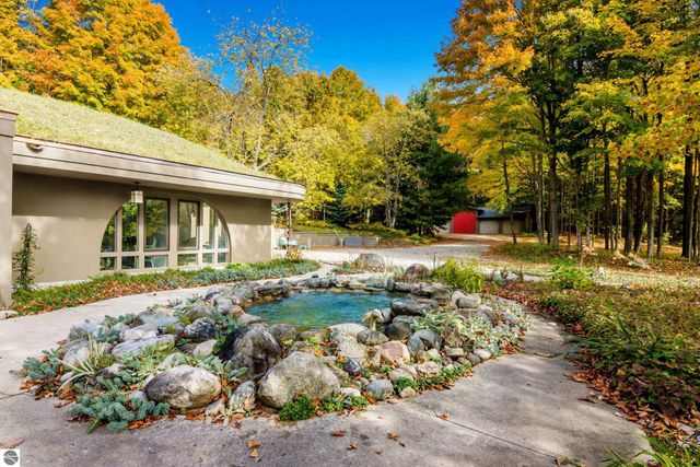 2488 W Trumbull Road, Maple City, MI 49664