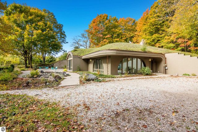 2488 W Trumbull Road, Maple City, MI 49664