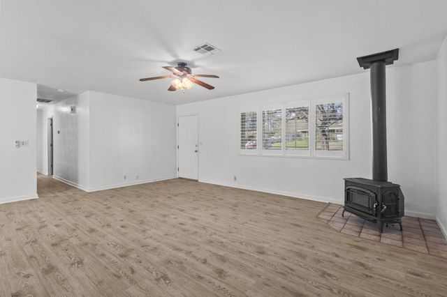 1180 Jaxon Way, Redding, CA 96003