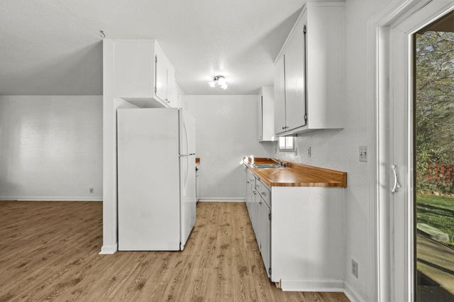 1180 Jaxon Way, Redding, CA 96003