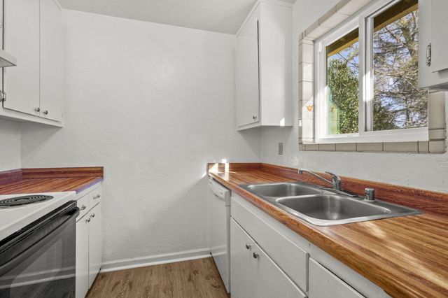 1180 Jaxon Way, Redding, CA 96003