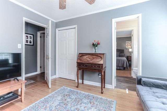 242 S Courtleigh Dr, Wichita, KS 67218