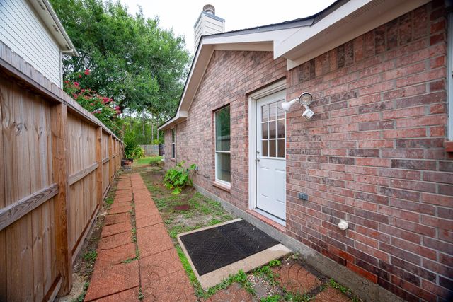 5226 Chasewood Drive, Bacliff, TX 77518