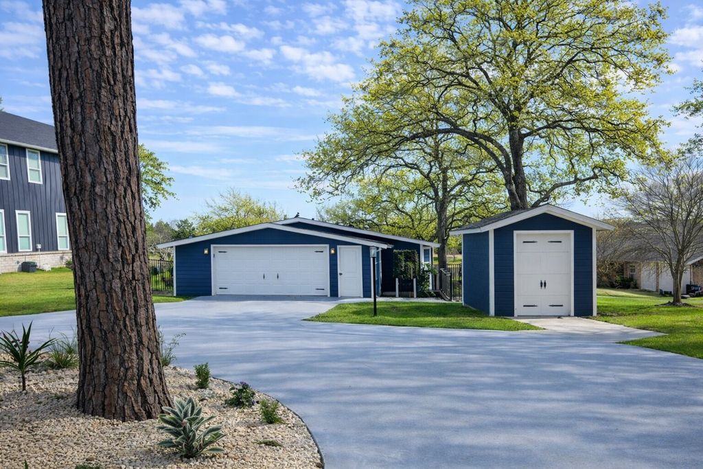 106 Blackfoot Trail, Lake Kiowa, TX 76240