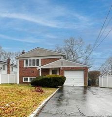 386 Southport Street, Ronkonkoma, NY 11779