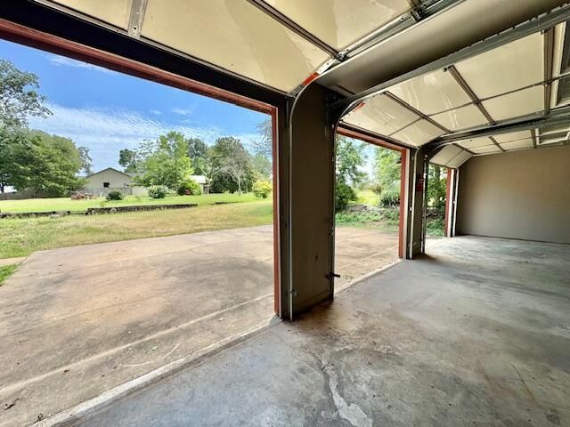 66400 E 253 Road, Grove, OK 74344