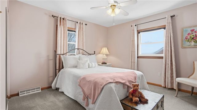 32 Herbst Rd, Kennedy Twp, PA 15108