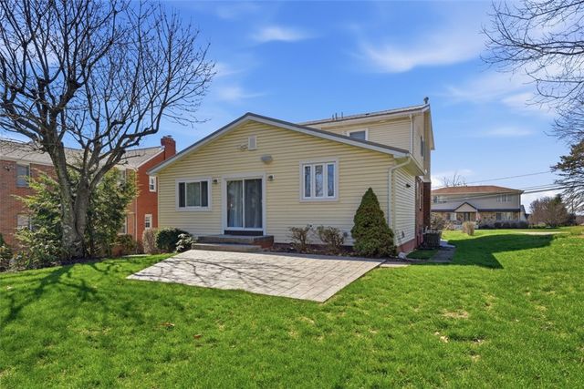 32 Herbst Rd, Kennedy Twp, PA 15108