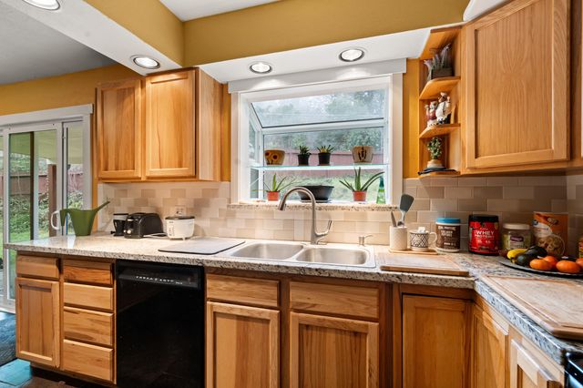 450 Crestview Loop, Grants Pass, OR 97527