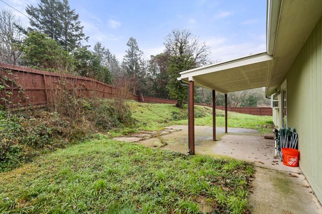 450 Crestview Loop, Grants Pass, OR 97527