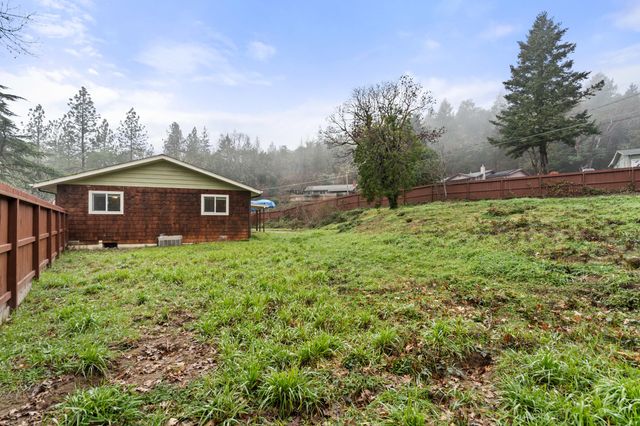 450 Crestview Loop, Grants Pass, OR 97527