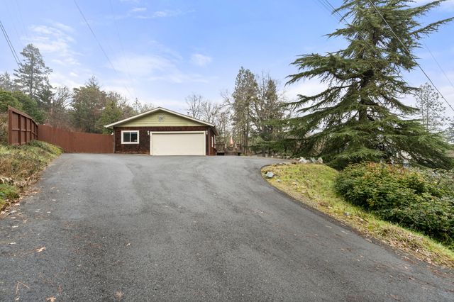 450 Crestview Loop, Grants Pass, OR 97527