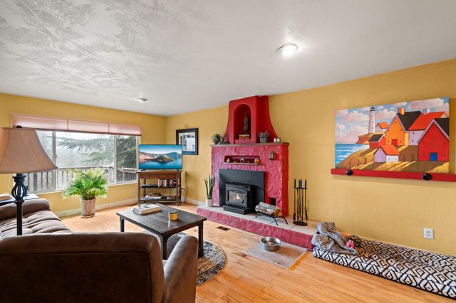 450 Crestview Loop, Grants Pass, OR 97527