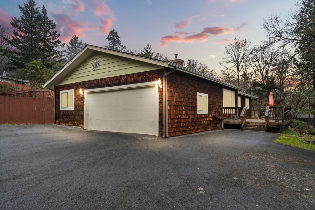 450 Crestview Loop, Grants Pass, OR 97527