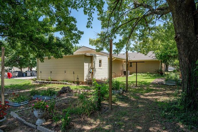 319 S Main Street, Mcloud, OK 74851