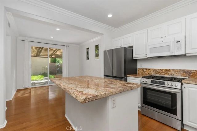 60 Avondale, Irvine, CA 92602