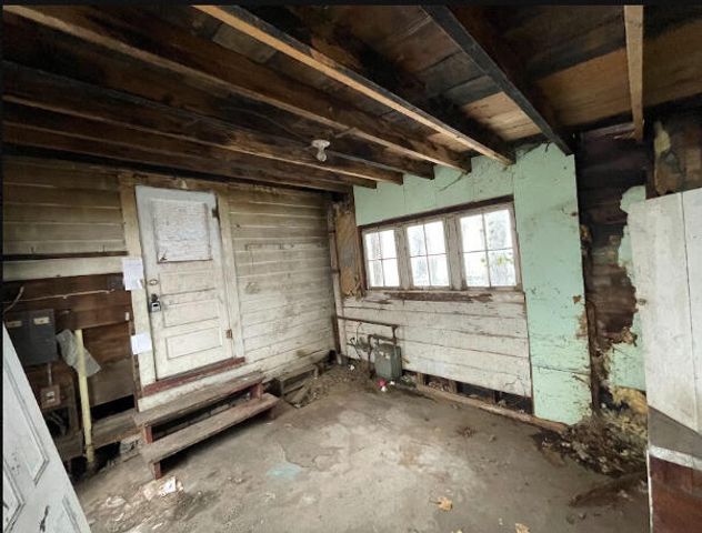 697 W Grand Avenue, Muskegon City, MI 49441
