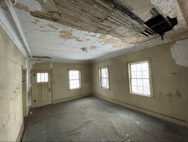 697 W Grand Avenue, Muskegon City, MI 49441