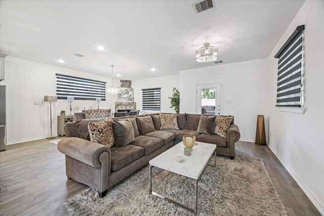 5116 Creekmont Drive, Houston, TX 77091