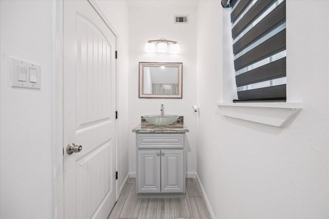 5116 Creekmont Drive, Houston, TX 77091