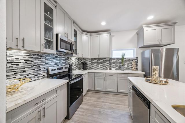 5116 Creekmont Drive, Houston, TX 77091