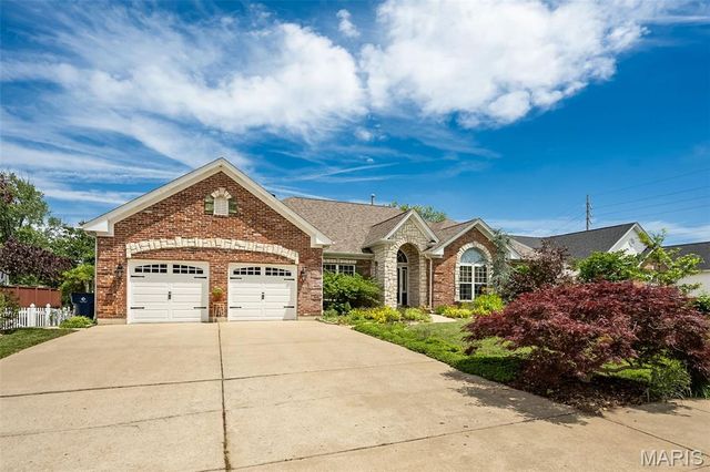 9609 Oakmont Woods Court, Crestwood, MO 63126