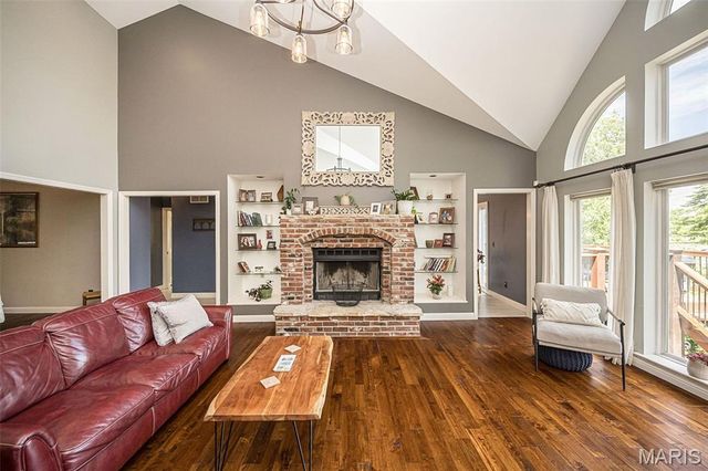 9609 Oakmont Woods Court, Crestwood, MO 63126