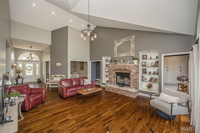 9609 Oakmont Woods Court, Crestwood, MO 63126