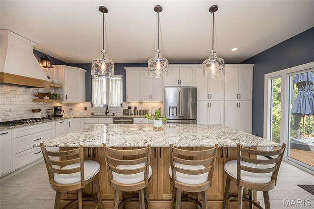 9609 Oakmont Woods Court, Crestwood, MO 63126