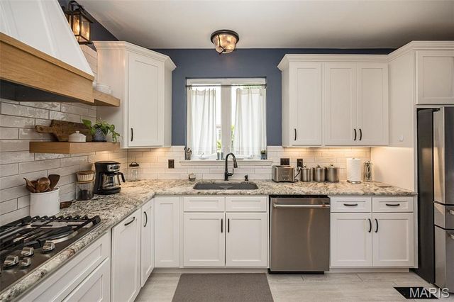 9609 Oakmont Woods Court, Crestwood, MO 63126