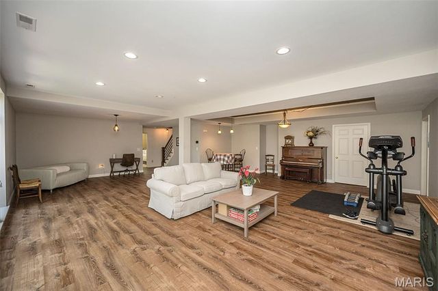 9609 Oakmont Woods Court, Crestwood, MO 63126