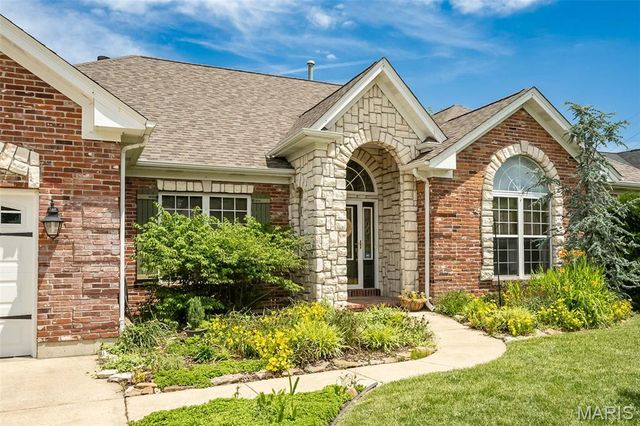 9609 Oakmont Woods Court, Crestwood, MO 63126
