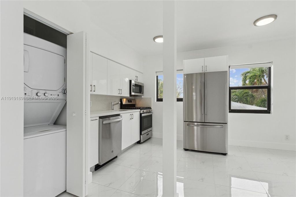 8010 Crespi Blvd 4, Miami Beach, FL 33141