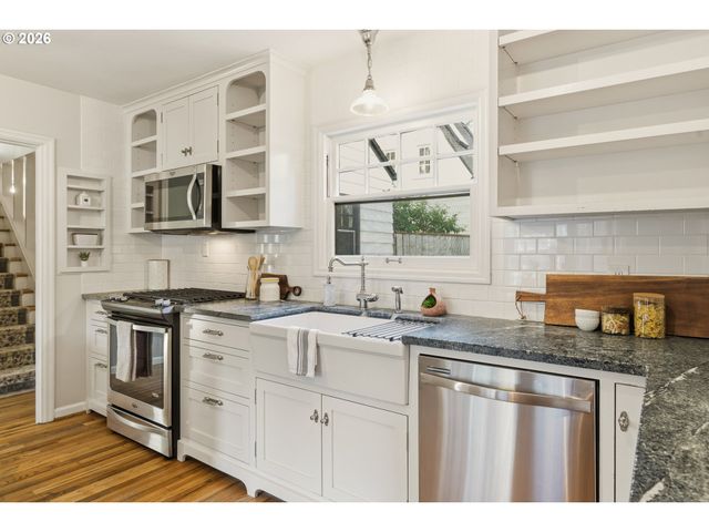 16510 MAPLE Cir, Lake Oswego, OR 97034