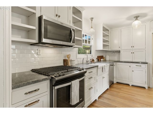 16510 MAPLE Cir, Lake Oswego, OR 97034