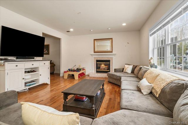 18 Coach House Court, New Windsor, NY 12553