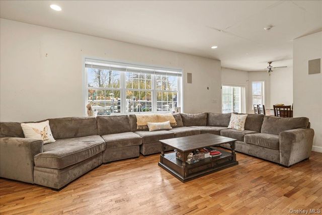 18 Coach House Court, New Windsor, NY 12553