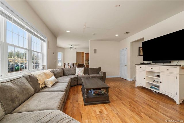 18 Coach House Court, New Windsor, NY 12553