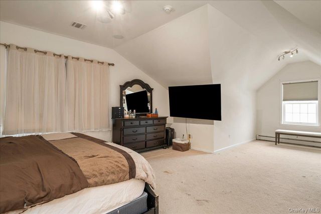 18 Coach House Court, New Windsor, NY 12553