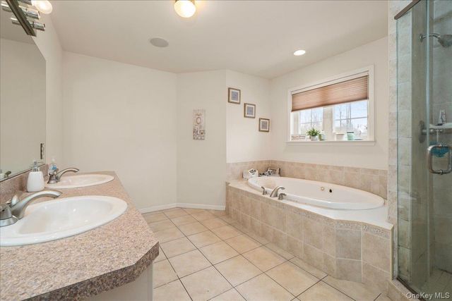 18 Coach House Court, New Windsor, NY 12553